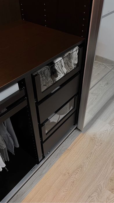 Roupeiro PAX IKEA em preto/castanho