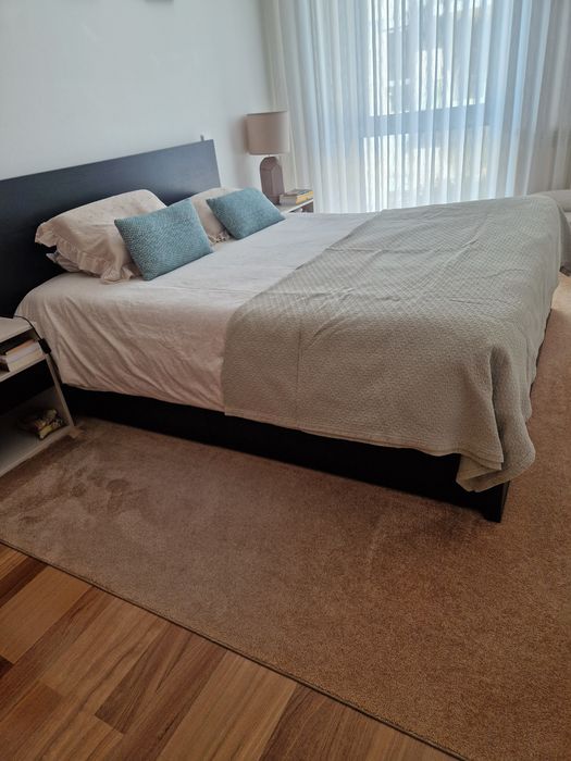 Cama de casal com 4 gavetas de arrumação