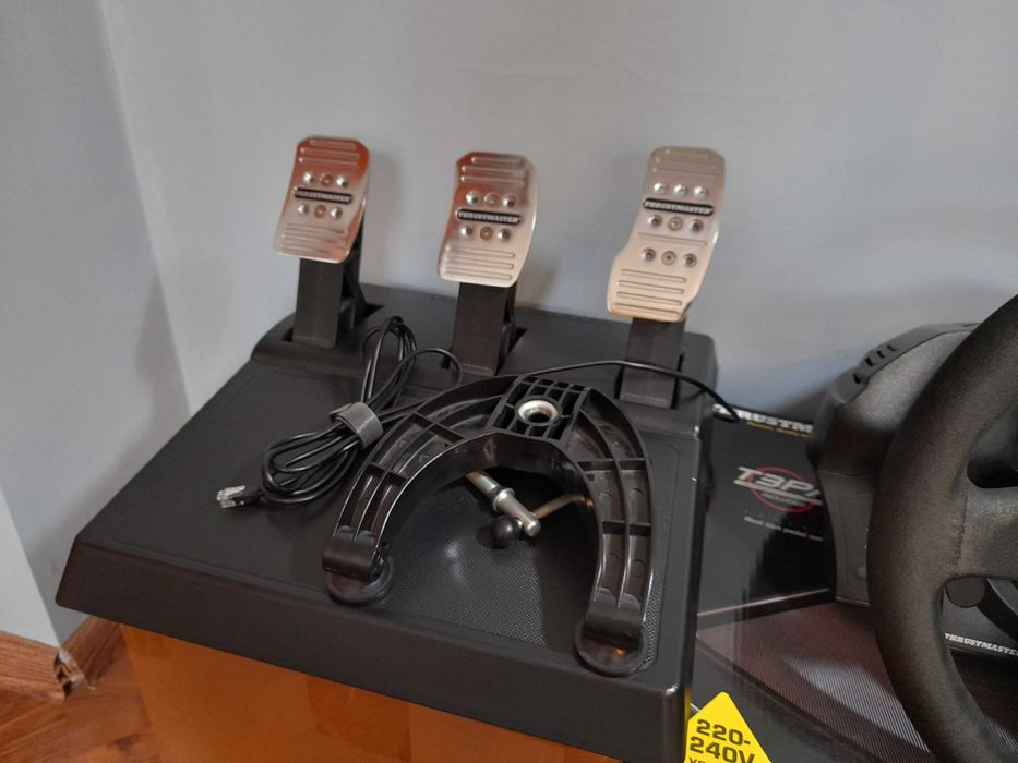 Thrustmaster T300 Alcantara + T3PA + Shifter G29