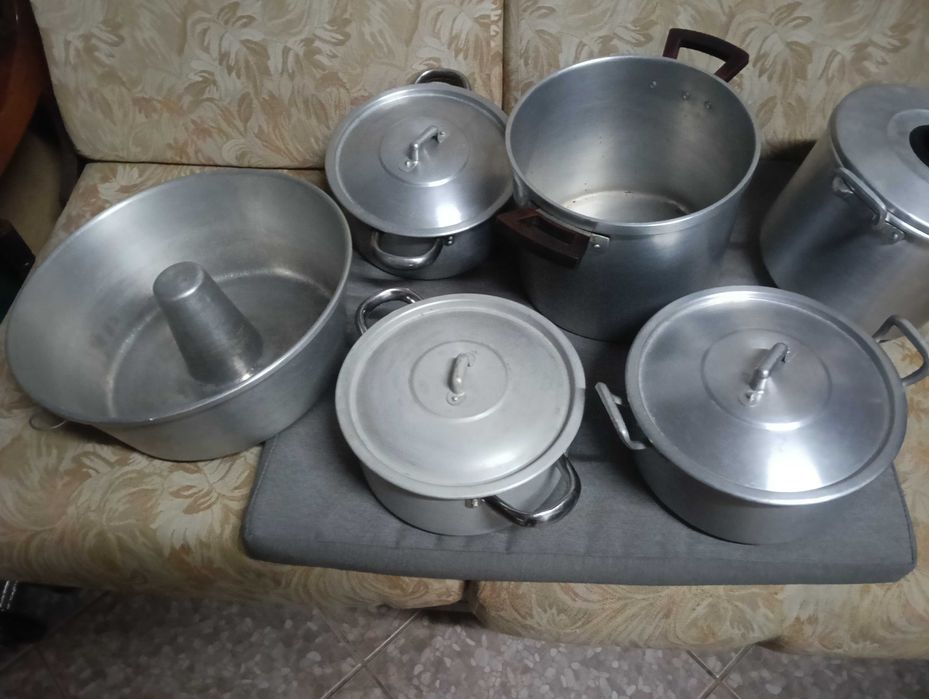 Conjunto de tachos e panelas e uma forma de bolos grande