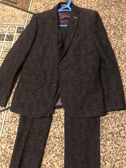 Продається костюм трійка в трендоврму принті