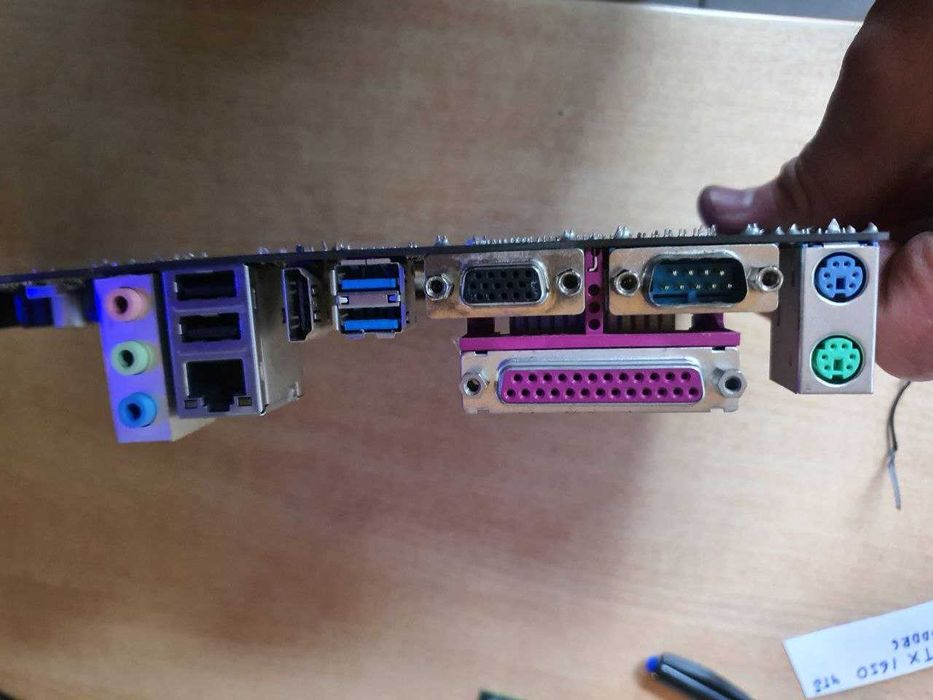 Материнская плата s1150 ASRock H81 pro BTC нерабочая.