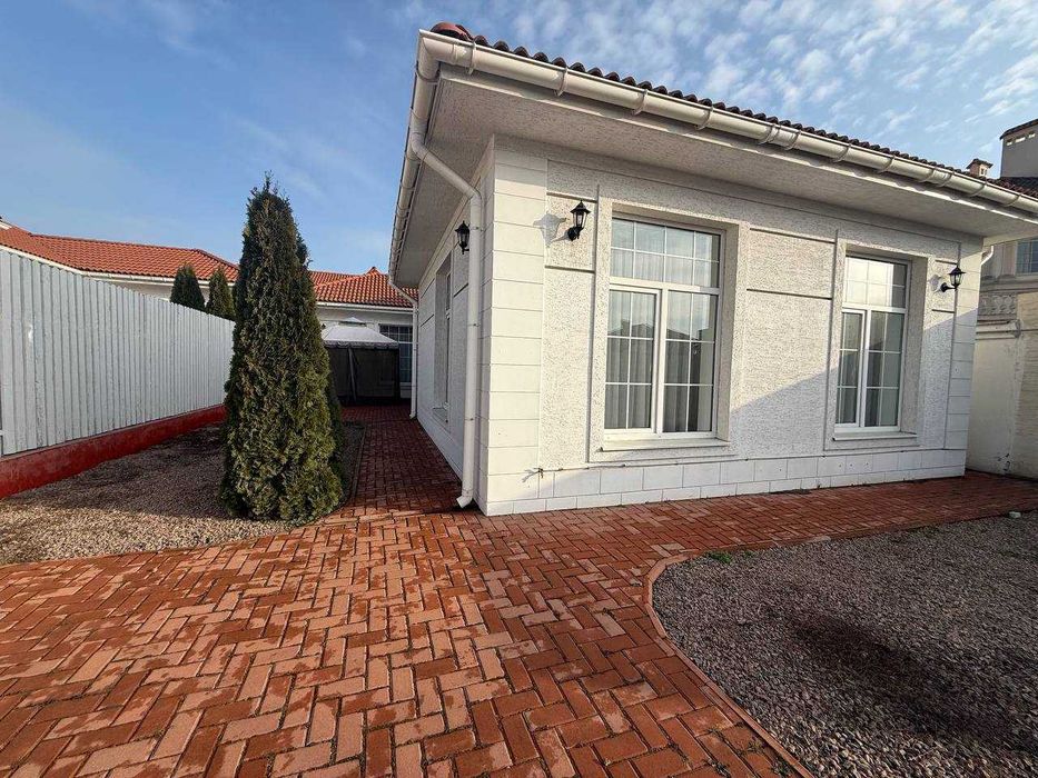 Продажа одноэтажного дома в Совиньоне — 115 м², 3 спальни, 3.2-сотки.