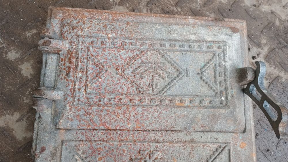 Топочная дверь для печи и камина спаренгная чугунная новая