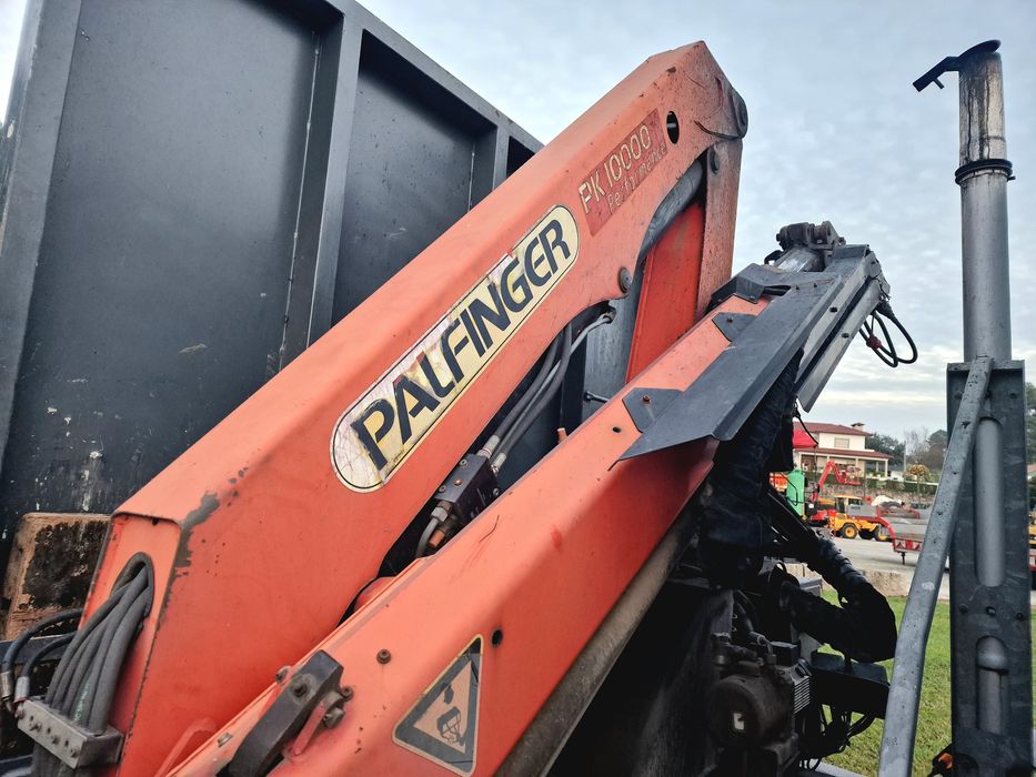 Camião  estrado e grua