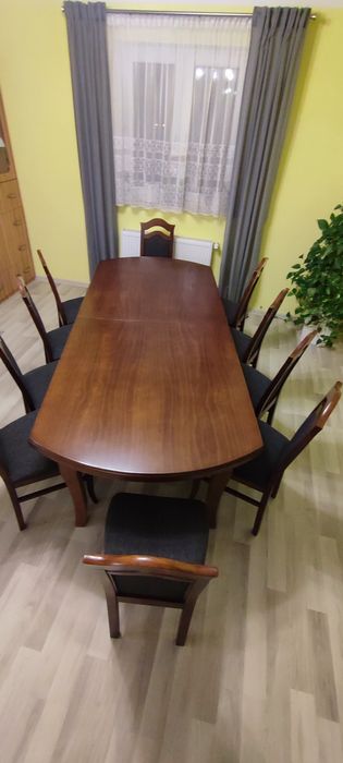Solidny stół z 12 krzesłami