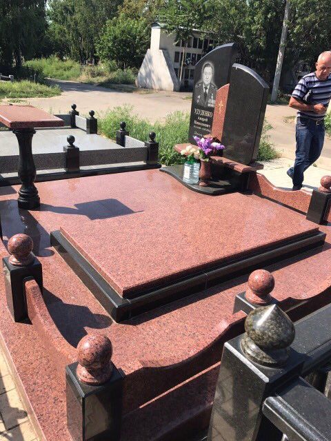 Памятник из лезников. Лезники любой размер.