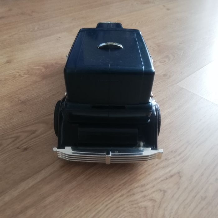 Zegar w kształcie samochodu