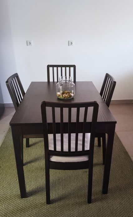 Mesa extensível e quatro cadeiras