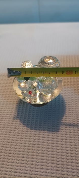 Um objeto de decoração em  cristal.