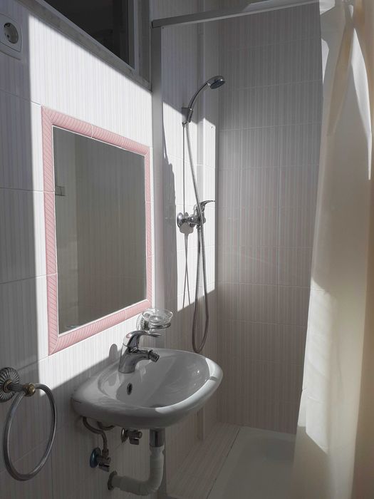 INDISPONÍVEL - Quarto individual a estudante ou jovem trabalhadora. Localização excelente junto ao metro da Ameixoeira (Lumiar) - linha amarela