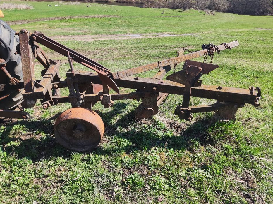 Продам ,трактор ,плуг