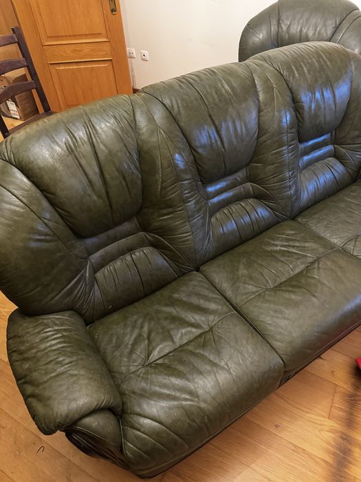 Conjunto de sofás verdes de pele usados