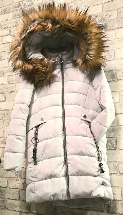 Damska kurtka zimowa z futerkiem w kolorze białym