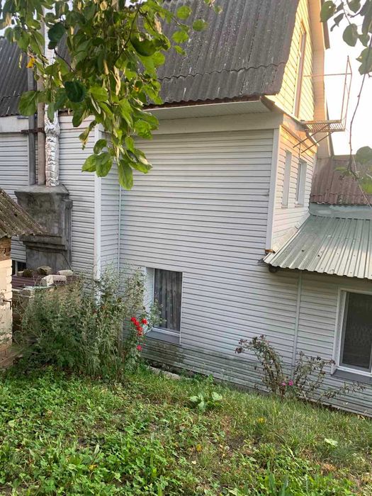 Продаж частини будинку з окремим подвір'ям  Польова