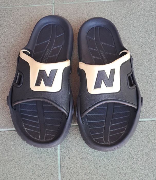 Продам оригінальні шльопки New Balance