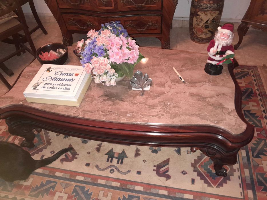 Mesa de sala em madeira e com tampo em pedra.