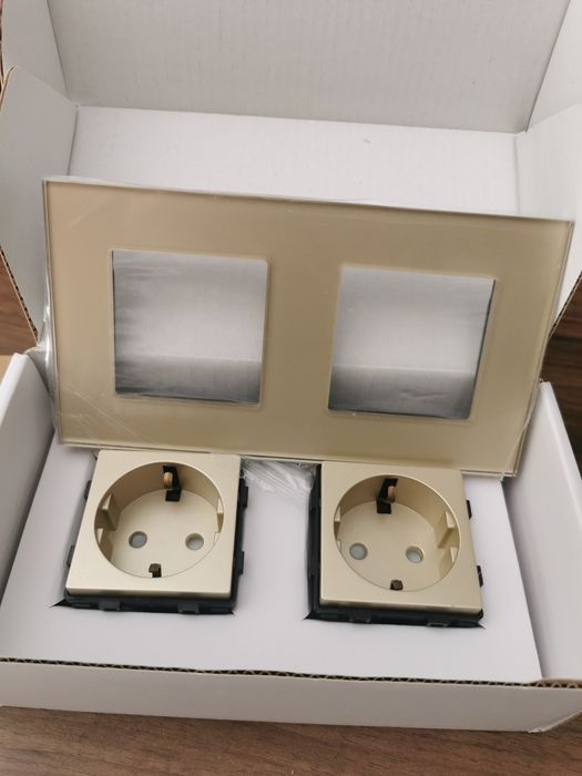 Tomada dupla dourada