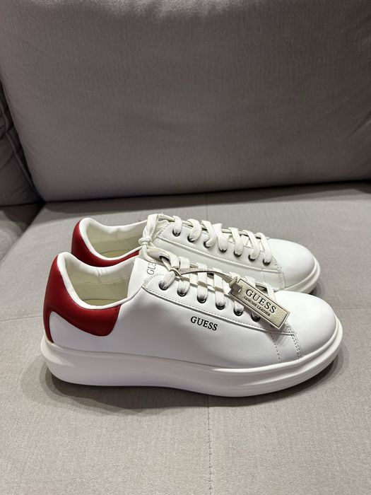 Sneakersy guess biały z czerwonym.