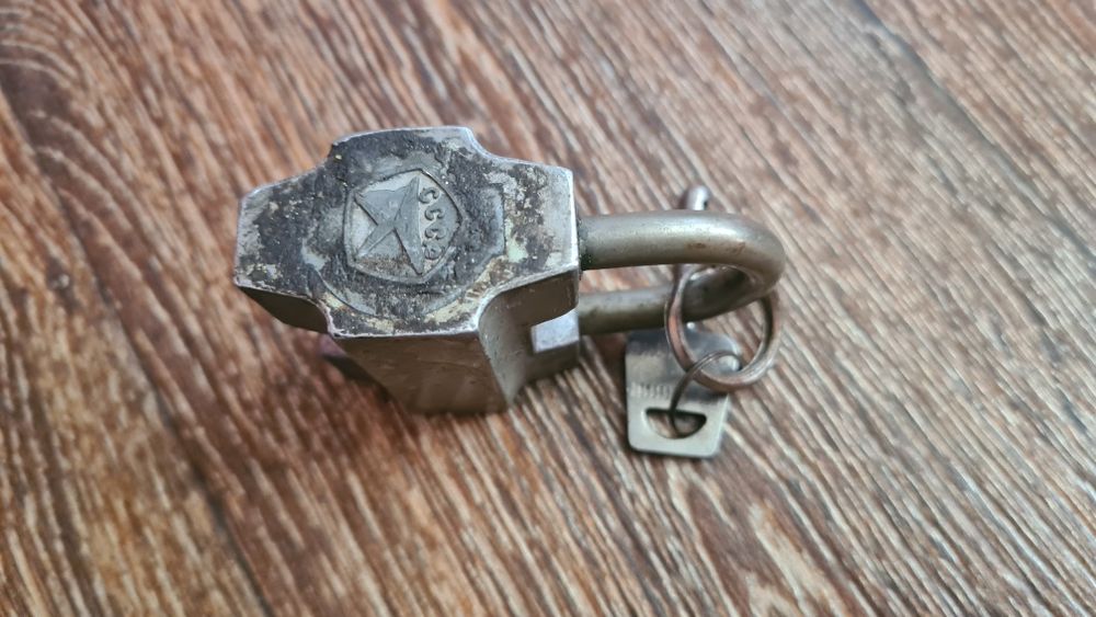 Замок навесной советский очень надёжный. Состояние отличное.