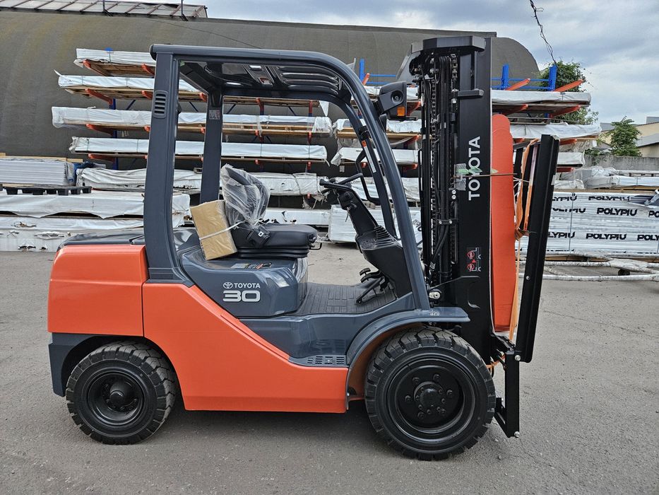 Навантажувачі вилкові в Києві. Вилочные погрузчики Тойота.