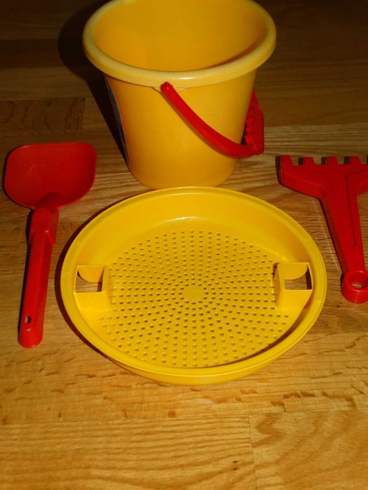 Zestaw do piaskownicy 4 elementy wiaderko łopatka grabki sitko Wader