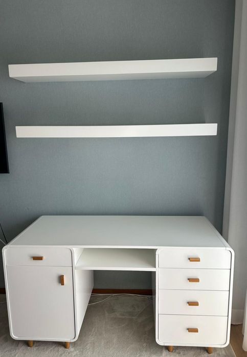 Cama com colchão e secretária com móveis