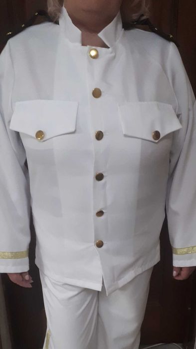 костюм с золотыми пуговицами