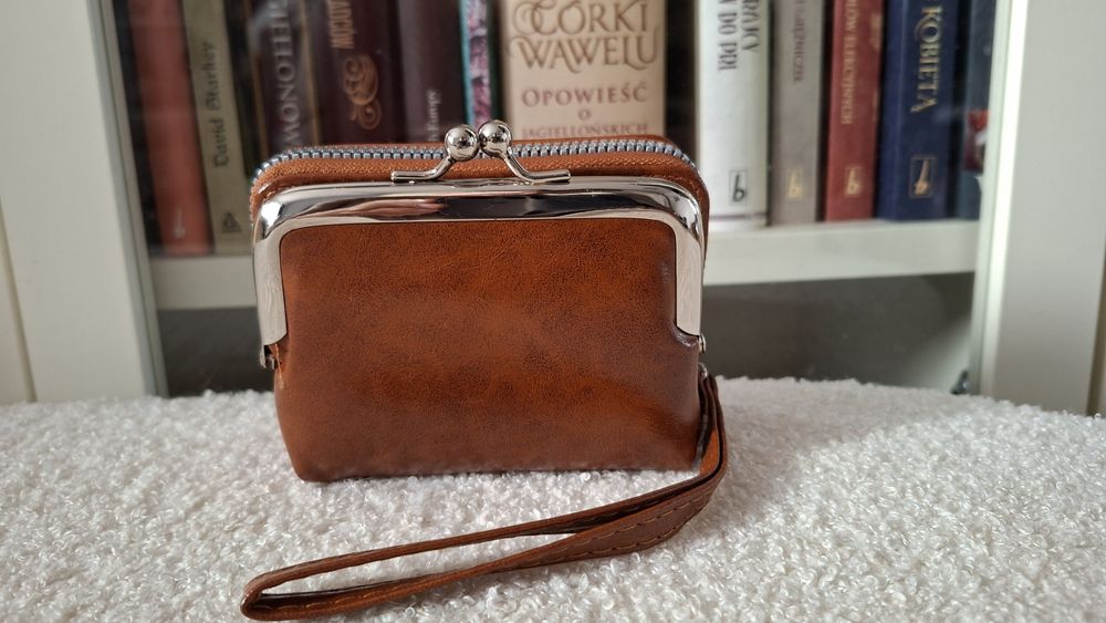 Nowy portfel z delikatnym połyskiem