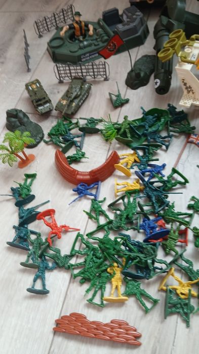 військові авто hasbro та звичайні
