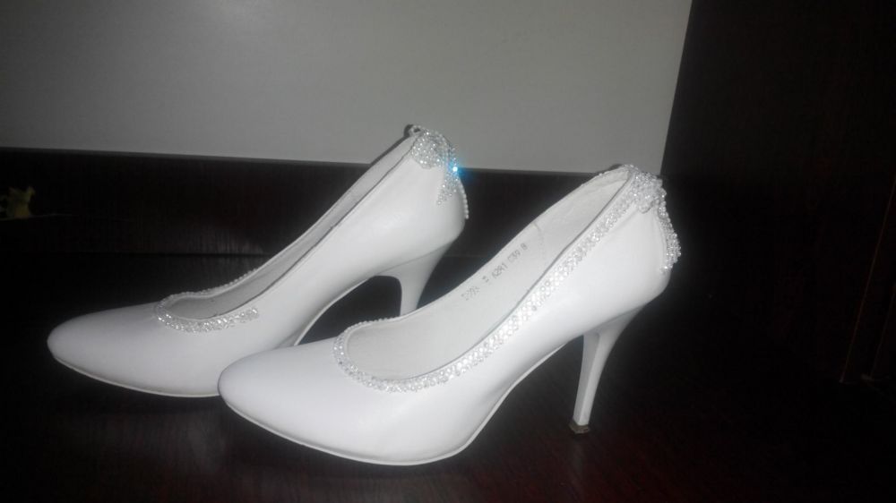 Туфлі білі жіночі