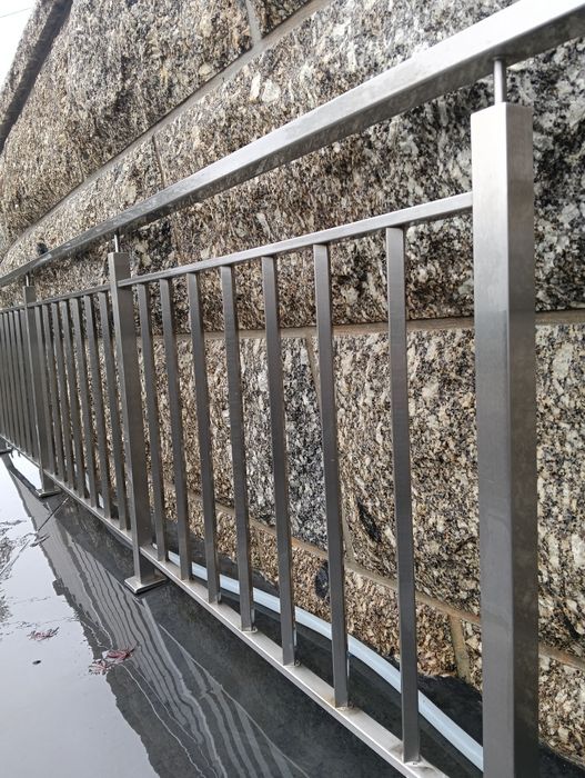 TRÊS Grades em inox em estado como novo