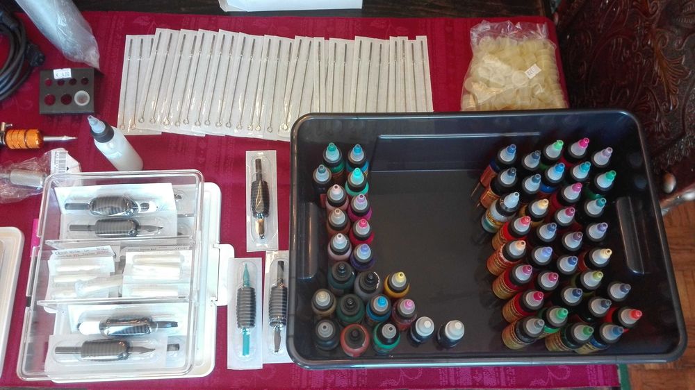 Material variado para fazer tatuagens