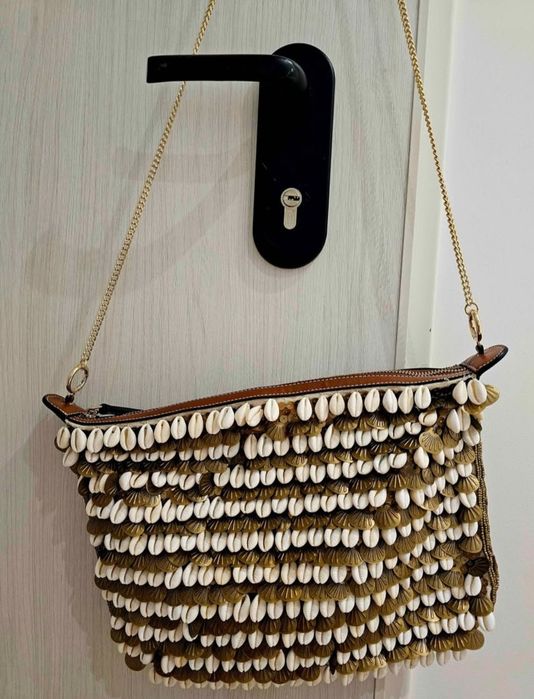 Bolsa Zara com conchas e buzios incrustados
