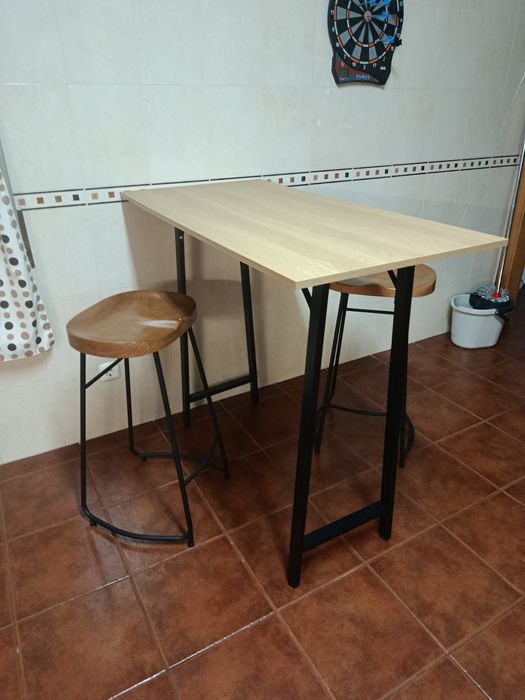 Mesa alta de cozinha com 2 bancos