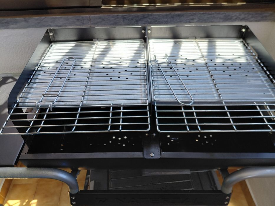 Barbecue a carvão usado uma vez