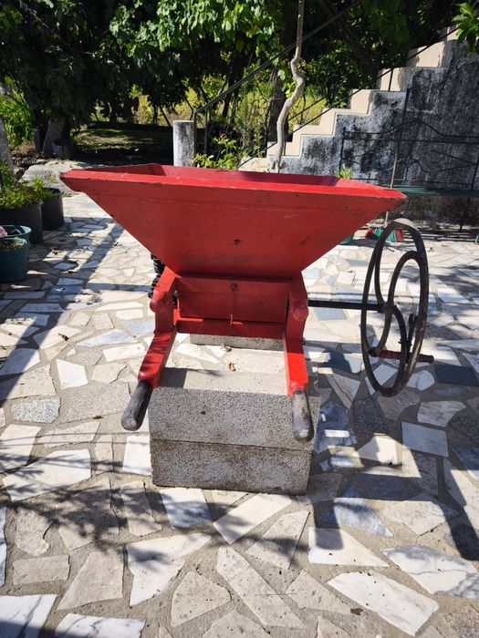 Relador/esmagador de uvas antigo