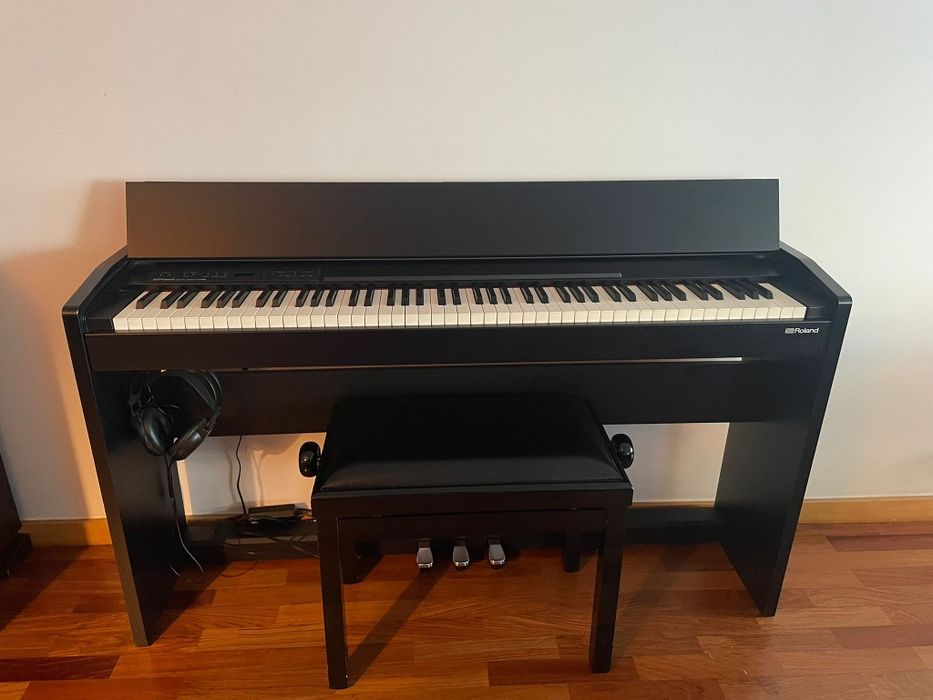 Piano Roland F-140R