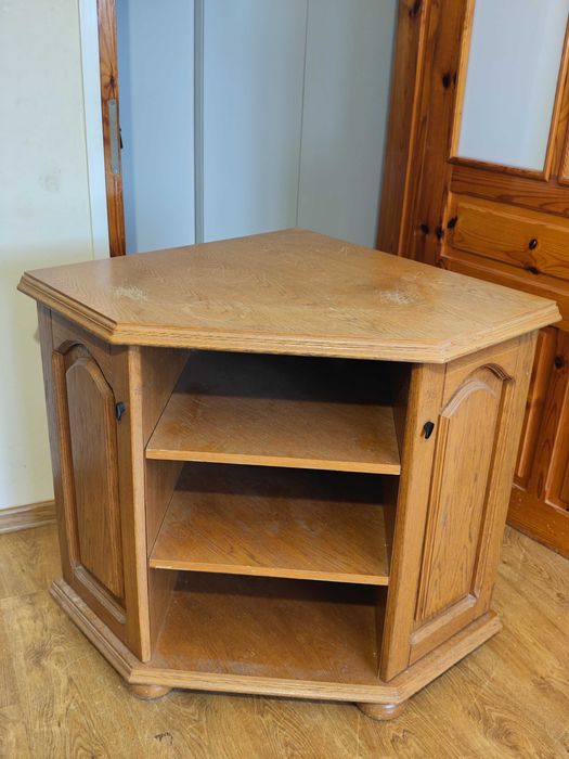 Drewniana szafka narożna