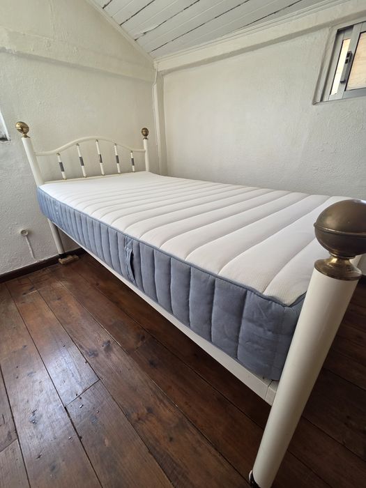 Colchão 90X200 como novo, só têm 6 meses e quase não foi usado.