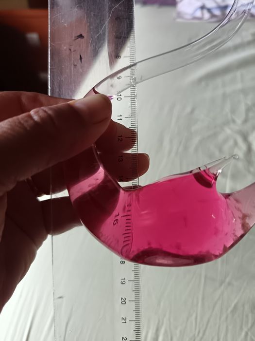 Estatueta de vidro com líquido colorido