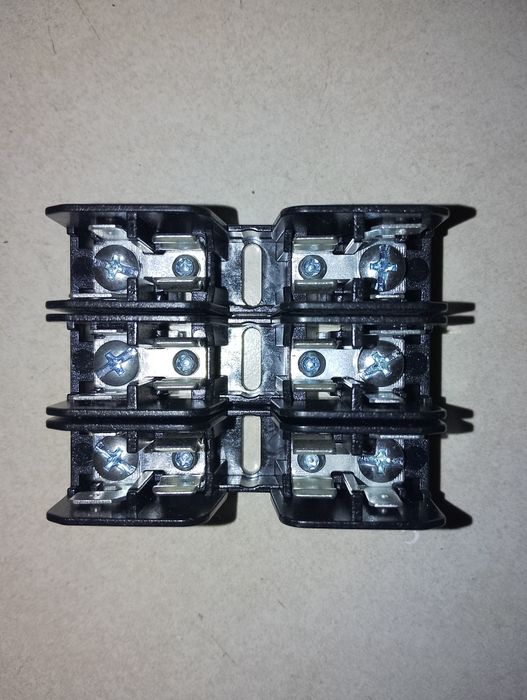 Placa de ligação para alternadores e motores.