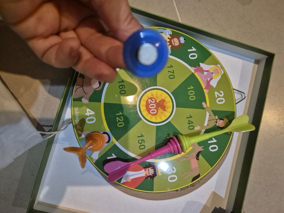 Alvo em latão com setas com iman bastante forte.