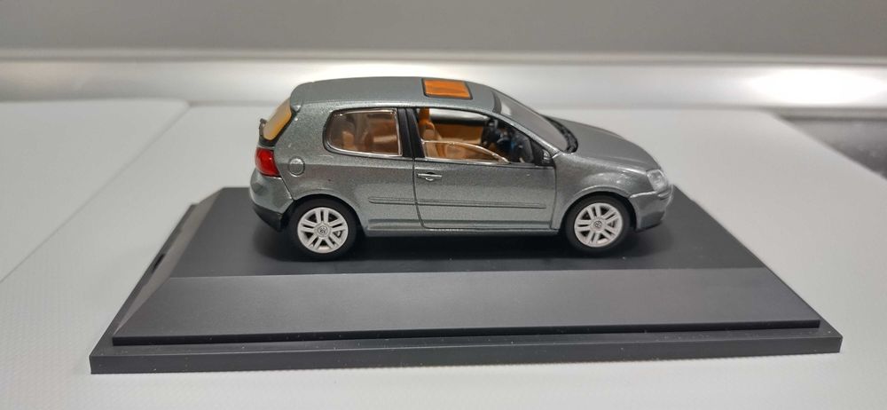 VW Golf V 3D 1:43 Schuco zielony