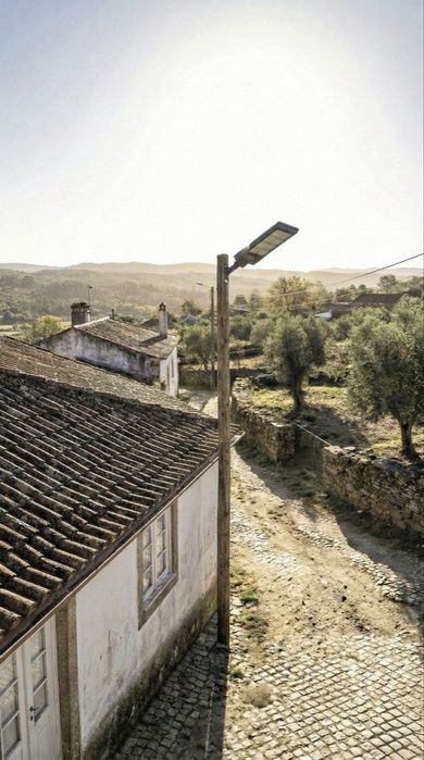 Luminária Led Solar com sensor de movimentos e comando - 37,5cm x 19cm