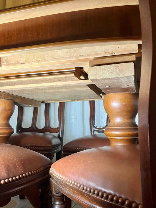 Mesa em madeira com sete cadeiras