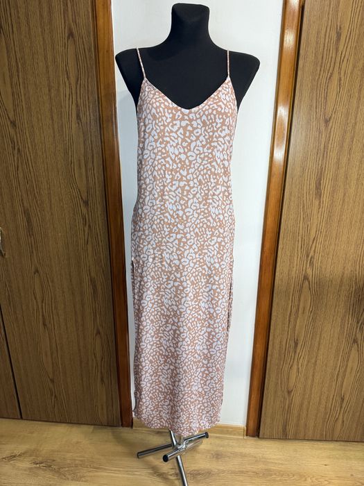 Letnia sukienka na ramiączkach z odkrytymi plecami sukienka wiskozowa