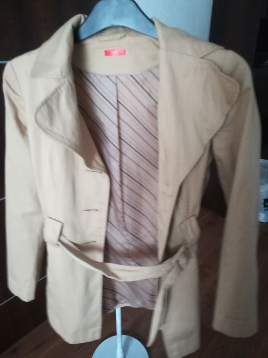 Jasny, beżowy Płaszczyk