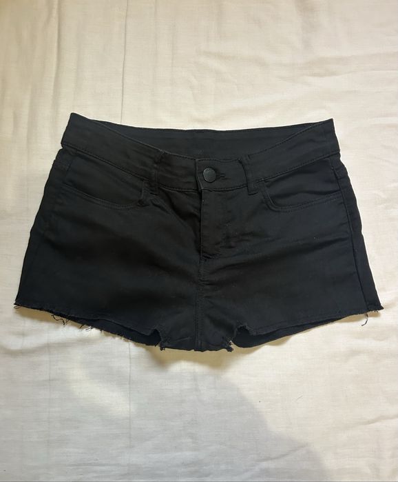 Calções pretos curtos H&M.