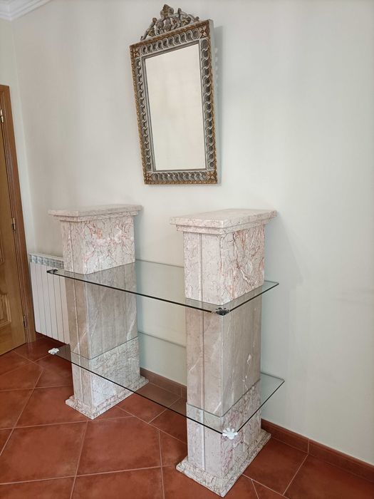 Estante em mármore e vidro
